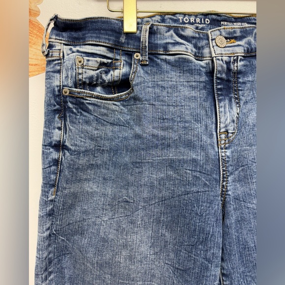Torrid Women's Perfect Wide Leg Vintage Strech Distressed Jeans - Picture 4 of 12